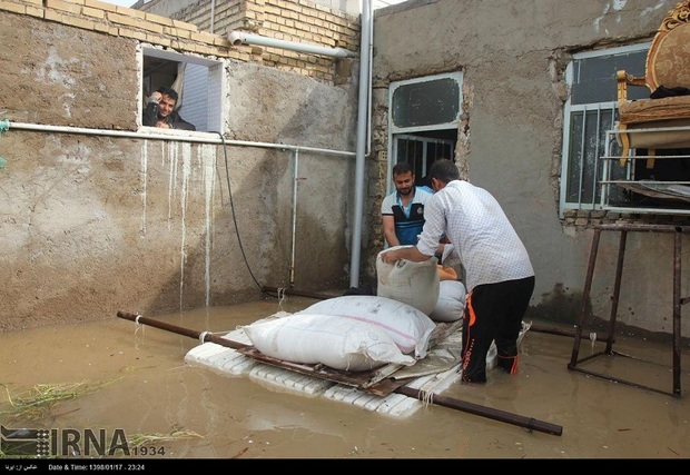 مردم روستاهای درگیر سیل همچنان برای تخلیه مقاومت می کنند