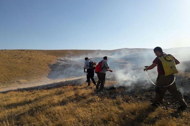 آتش سوزی در مراتع و محوطه قبرستان تاریخی خالدنبی