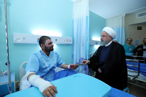 روحانی با گل به عیادت بیماران رفت + عکس