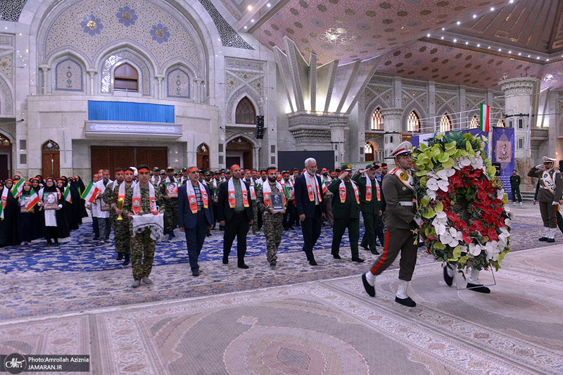 عطرافشانی حرم امام خمینی(س) توسط بسیجیان کاشانی