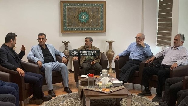 احمدی‌نژاد با دوستان و همکارانش دیدار کرد + عکس
