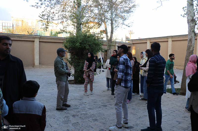 بازدید جمعی از دانشجویان خارجی دانشگاه علوم پزشکی اراک از بیت و زادگاه حضرت امام خمینی (س)