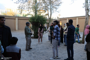 بازدید جمعی از دانشجویان خارجی دانشگاه علوم پزشکی اراک از بیت و زادگاه حضرت امام خمینی (س)