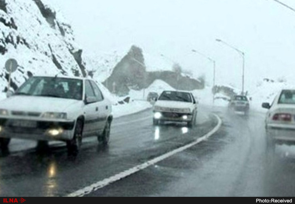 رانندگان محورهای کوهستانی زنجیر چرخ همراه داشته باشند  محور مرزن آباد - کرج جمعه یک طرفه می‌شود