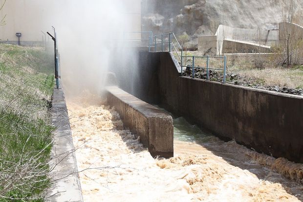 رهاسازی آب از سد شهرچایی به سمت دریاچه ارومیه آغاز شد