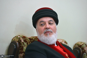 ادای احترام رهبر جهانی آشوریان به حضرت امام خمینی (س)