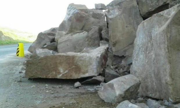 محور قدیم قم - تهران به علت ریزش کوه مسدود است