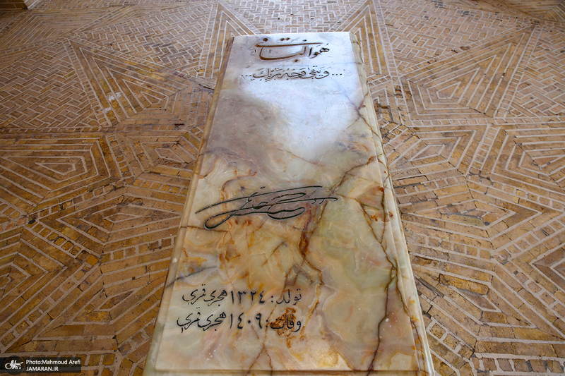 حضور سید محمد خاتمی بر مزار آیت الله سید روح الله خاتمی (ره)