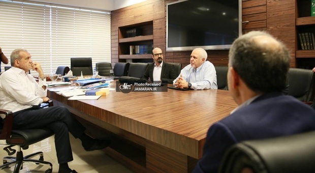 ظریف با پزشکیان به میزگرد سیاسی در تلویزیون می رود + عکس