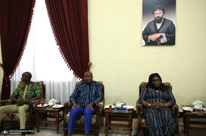 ادای احترام نخست وزیر بورکینافاسو و هیأت همراه نسبت به مقام شامخ بنیان‌گذار جمهوری اسلامی ایران