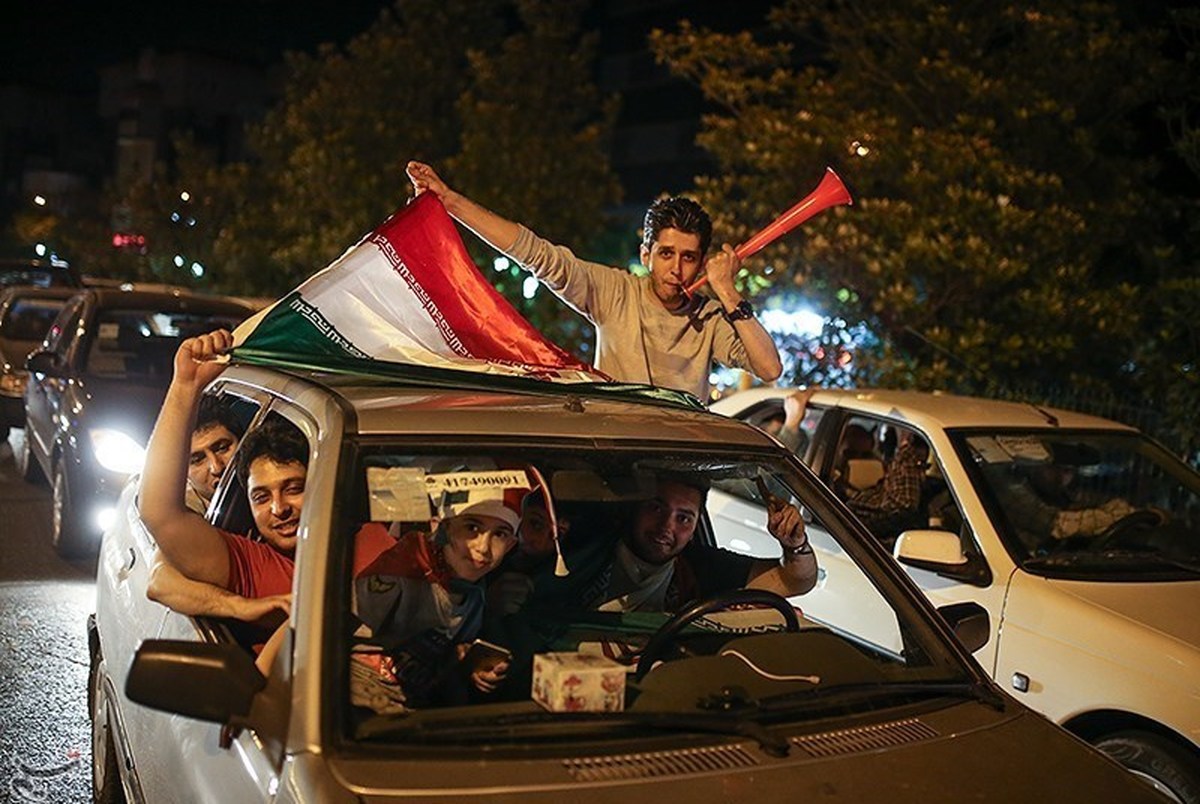شادی مردم در خیابان ها پس از تساوی ایران مقابل پرتغال+ فیلم