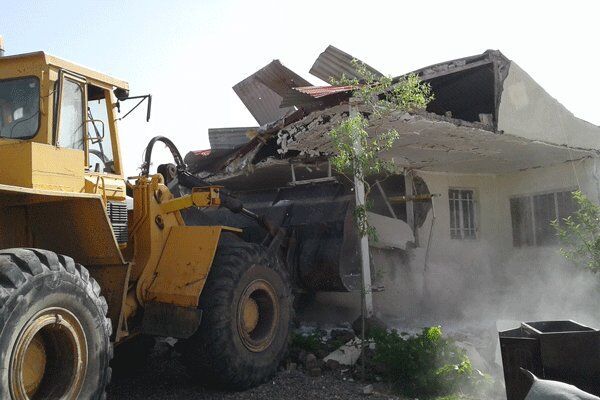 نیروهای خدمات شهری تبریز با ساخت و سازهای غیرمجاز برخورد می‌کنند