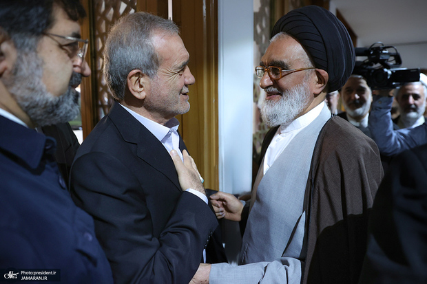  پزشکیان وارد قم شد