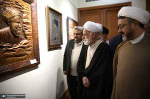بازدید آیت الله دری نجف آبادی از نمایشگاه عکس امام دل‌ها‎