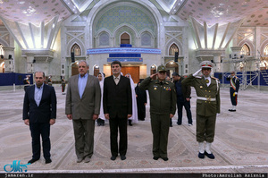 ادای احترام جمعی از اعضای سفارت کوبا در تهران نسبت به حضرت امام(س)