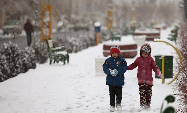 بارش برف مدارس برخی مناطق آذربایجان شرقی را تعطیل کرد