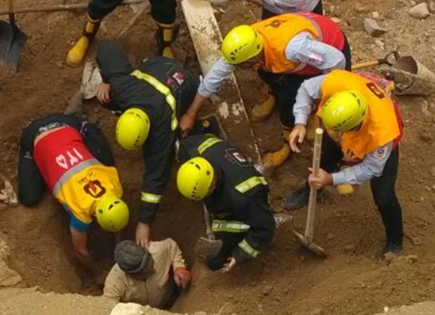 نجات کارگر مقنی مدفون در زیر آوار در تبریز