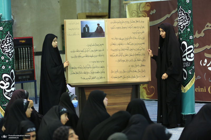 بازدید جمعی از دانش آموزان مدرسه انقلاب کرج از بیت امام خمینی در جماران