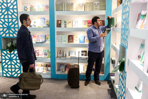 غرفه موسسه تنظیم و نشر آثار امام خمینی(س) در نمایشگاه بین المللی کتاب تهران