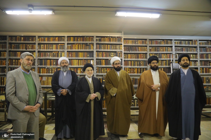 مراسم اهدای نسخه‌های خطی کتابخانه مرحوم آیت الله شاه آبادی به کتابخانه مرحوم آیت الله العظمی مرعشی نجفی