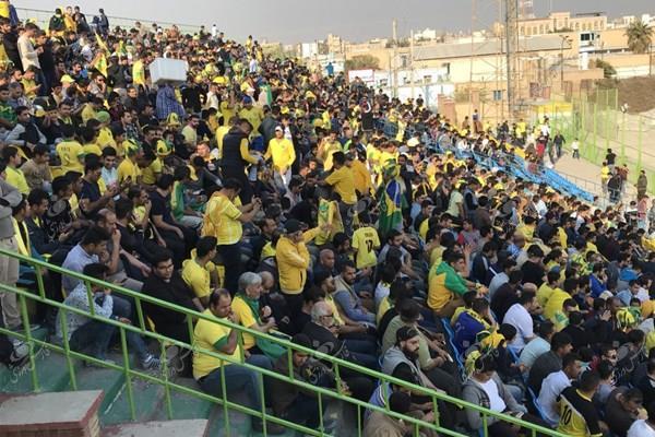 حواشی دیدار پرسپولیس و صنعت نفت/  شعار علیه فغانی و نارضایتی از مکانی + تصاویر