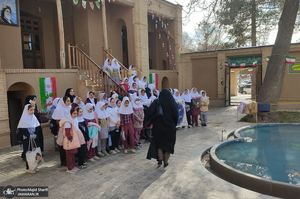 حضور اقشار مختلف مردم به مناسبت دهه فجر در بیت تاریخی امام خمینی (س)