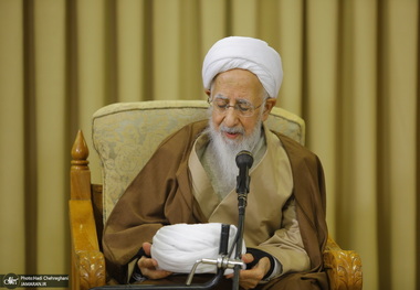 آیت‌الله العظمی جوادی آملی: نیاز جامعه، اقتصاد و مردم را با رعایت ادب و اخلاق، حل کنید