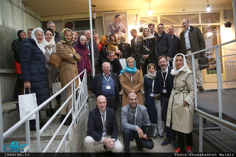 بازدید گردشگران آلمانی و اتریشی از بیت امام خمینی (س) در جماران 