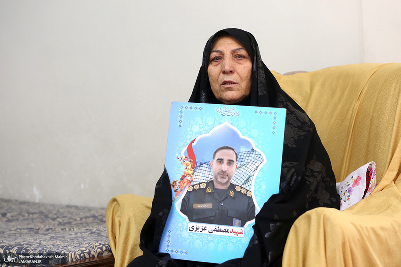 حضور سید احمد خمینی در منزل شهید مصطفی عزیزی در شهر بروجرد
