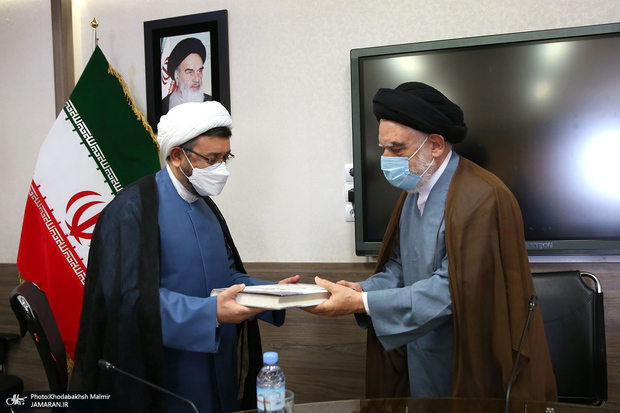 کمساری: با خطر فاصله گرفتن حوزه های علمیه از اندیشه امام مواجه هستیم | آیت الله عاملی: انقلاب اسلامی بی نام «خمینی» هیچ گونه ماهیت و هویت ندارد؛ اندیشه امام دشمنان خطرناک جدی دارد