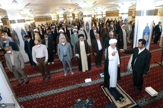 اقامه نماز آیات توسط نمایندگان مجلس در پی وقوع خورشیدگرفتگی + عکس