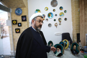 بازدید رئیس موسسه تنظیم و نشر آثار امام خمینی (س) از نمایشگاه عکس «امام دل‌ها‎»  و گذر فرهنگی هفته بر آستان آفتاب