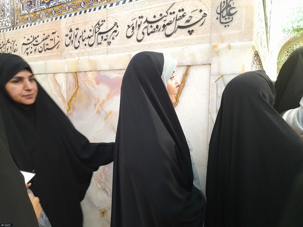 دیدار صمیمانه وزیر راه با زائران در حرم امام رضا(ع)