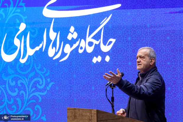 پزشکیان: الان ما مابه‌التفاوت گران شدن ارز را به حساب مردم واریز می‌کنیم/ اگر به دار و دسته خود رانتی دادیم آبروی‌مان را ببرند/ مصمم به قطع همه مسیرهای رانت و رشوه هستیم/ به فکر رأی دوره بعد نیستم