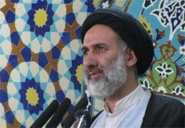 امام جمعه شهرکرد: اسلام نمی‌پسندد که تصاویر زنان در ملأ عام قرار گیرد/ فرهنگ سگ‌گردانی برای یک جامعه مسلمان زیبنده نیست