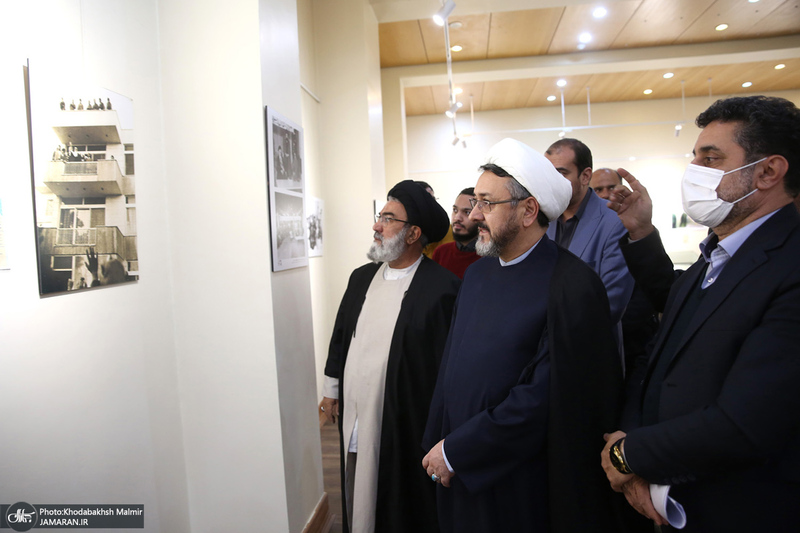 بازدید رئیس موسسه تنظیم و نشر آثار امام خمینی (س) از نمایشگاه عکس «امام دل‌ها‎»  و گذر فرهنگی هفته بر آستان آفتاب