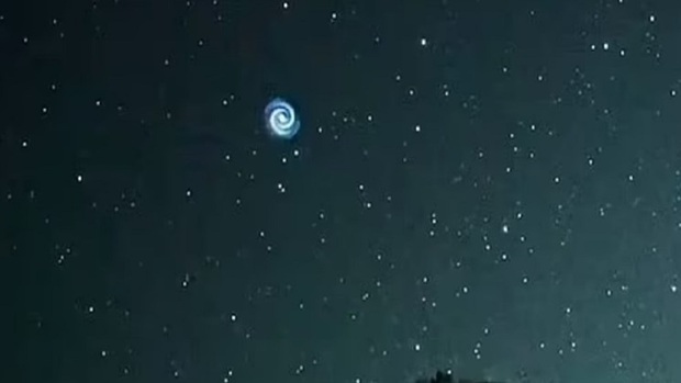 ظهور پدیده مارپیچ آبی رنگ در آسمان هاوایی
