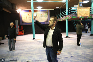 بازدید مهمانان خارجی شرکت کننده در مراسم وداع و تشییع رهبر شهید از حسینیه جماران