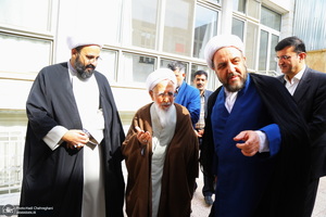 کاشت نهال توسط آیت الله العظمی جوادی آملی در هفته درختکاری