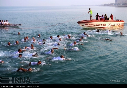 مسابقه شنای آبهای آزاد بازنشستگان در بوشهر برگزار شد