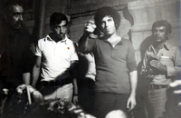 محمد-گلجامجو-(راست)-در-پشت-صحنه-فیلم-پستچی-ساختۀ-داریوش-مهرجویی