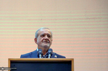 پزشکیان: وقتی می‌گویم نمی‌دانم یا نمی‌توانم، به معنای بی‌برنامگی و بی‌سوادی نیست/ هرکس می‌گوید همه چیز را می‌داند و اگر دستور بدهد همه مشکلات حل می‌شود، جاهل کامل است/ هیچ مسئله‌ای با شعار حل نمی‌شود