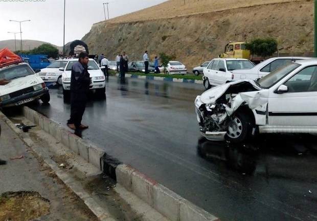تصادف زنجیره‌ای ۳۰ خودرو با دو مصدوم در روگذر گلکار تبریز