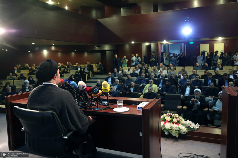 دیدار سرپرست و کارکنان وزارت خارجه باسید حسن خمینی در حرم مطهر امام خمینی (س)