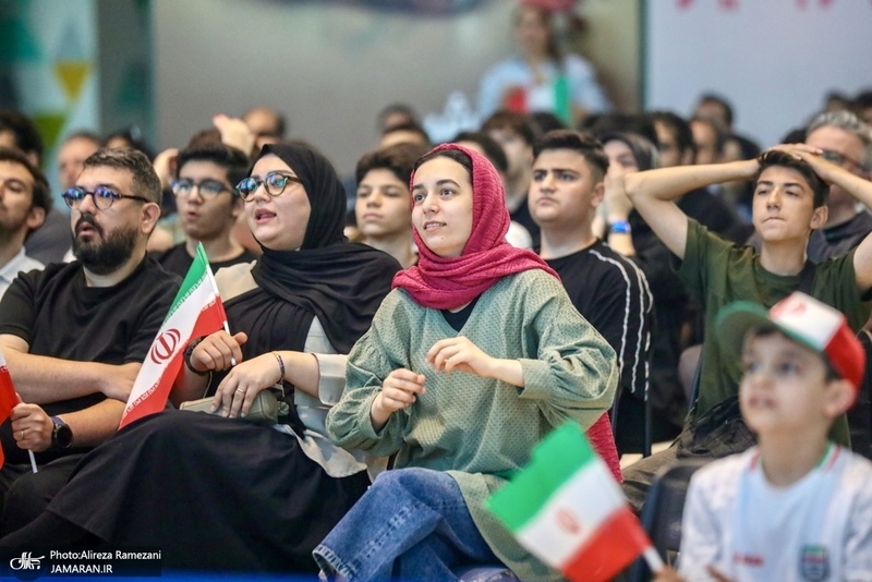 تماشای مسابقه فوتبال ایران و زلاندنو در باغ کتاب