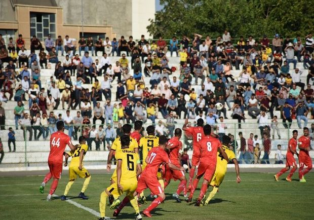 «مهدی تاج» تماشاگر ویژه دیدار تیم‌های فوتبال ۹۰ ارومیه و قشقایی شیراز