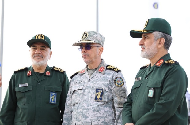 فرماندهان شهید ایران باقری، سلامی و حاجی زاده در یک قاب + عکس