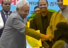 ​بھارتی ریاست بہار کے وزیر اعلی نے مسلم خاتوں کا حجاب کھینچ لیا

