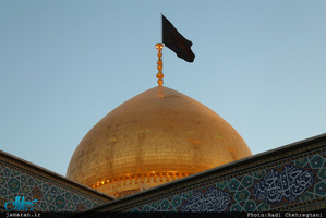 تعویض پرچم گنبد حرم مطهر حضرت معصومه(س) در آغاز ماه محرم