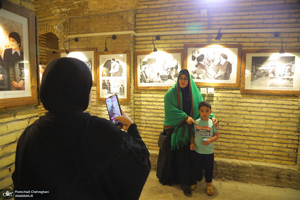 حضور زائران در بیت تاریخی حضرت امام در نجف در روزهای منتهی به اربعین